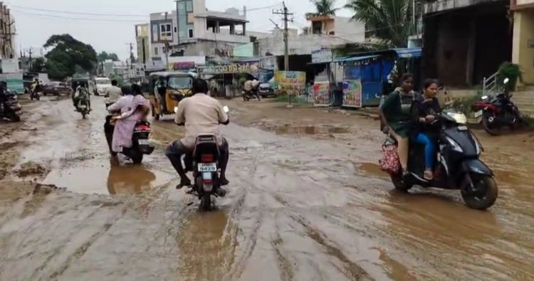 రోడ్డు వేయండి సారూ..